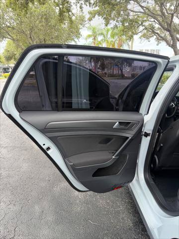 Used 2018 Volkswagen GTI SE FWD image 16
