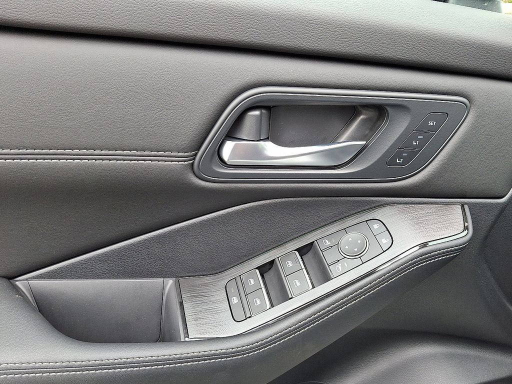 New 2025 Nissan Rogue SL w/ Tech Package image 10