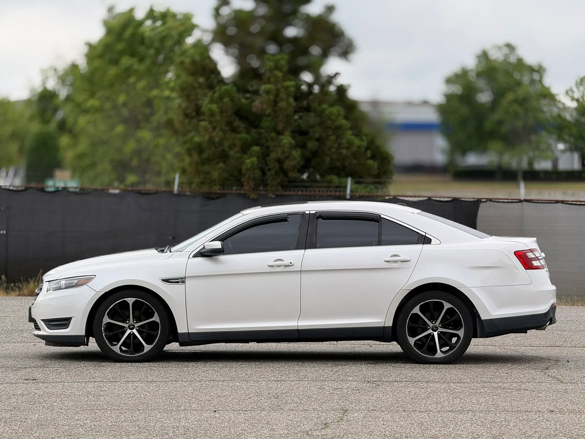 Used 2014 Ford Taurus SEL w/ Equipment Group 201A AWD/4WD image 8