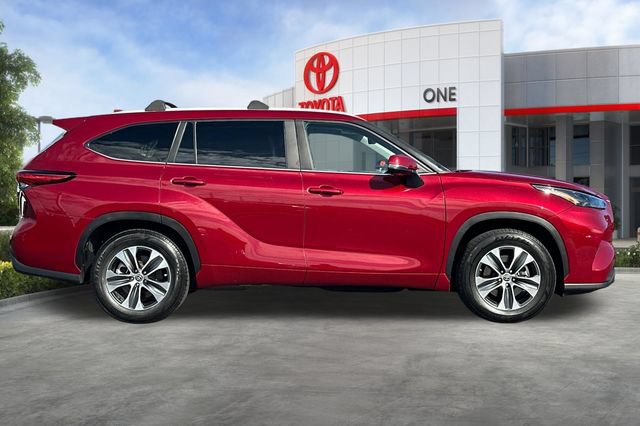 Used 2023 Toyota Highlander XLE FWD image 3