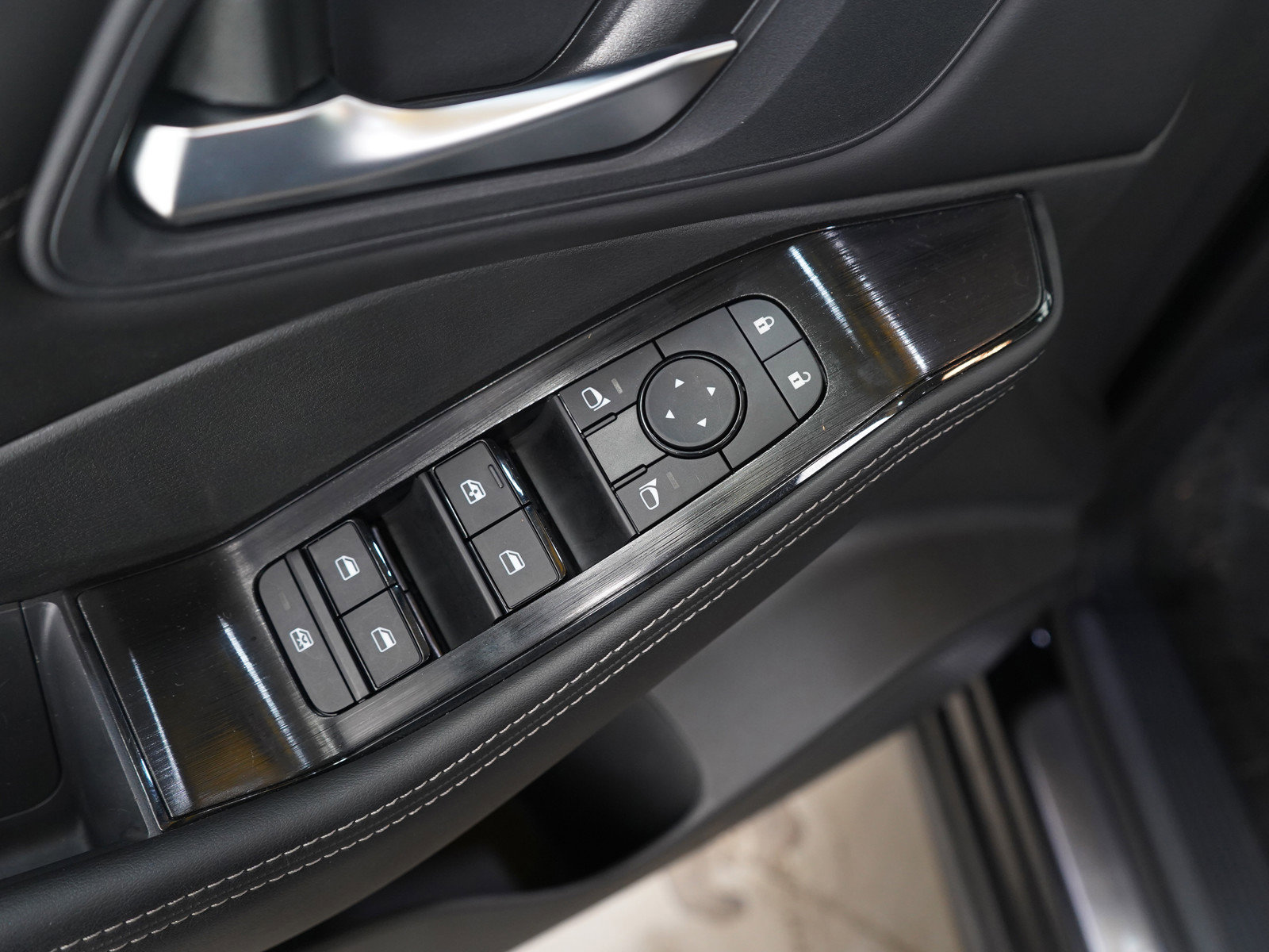 Used 2023 Nissan Rogue SV w/ SV Premium B Package image 23