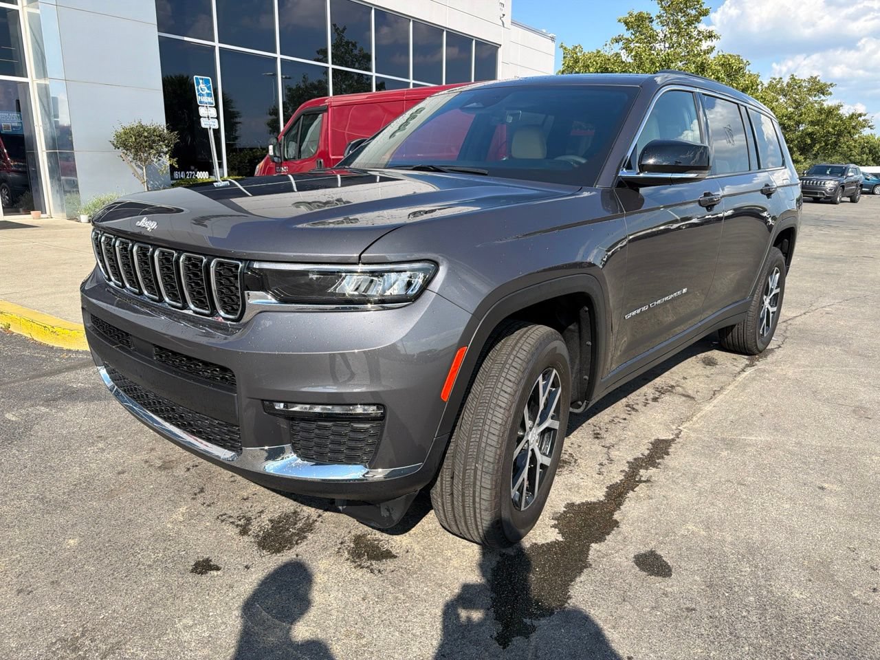 Used 2025 Jeep Grand Cherokee L Limited AWD/4WD image 3