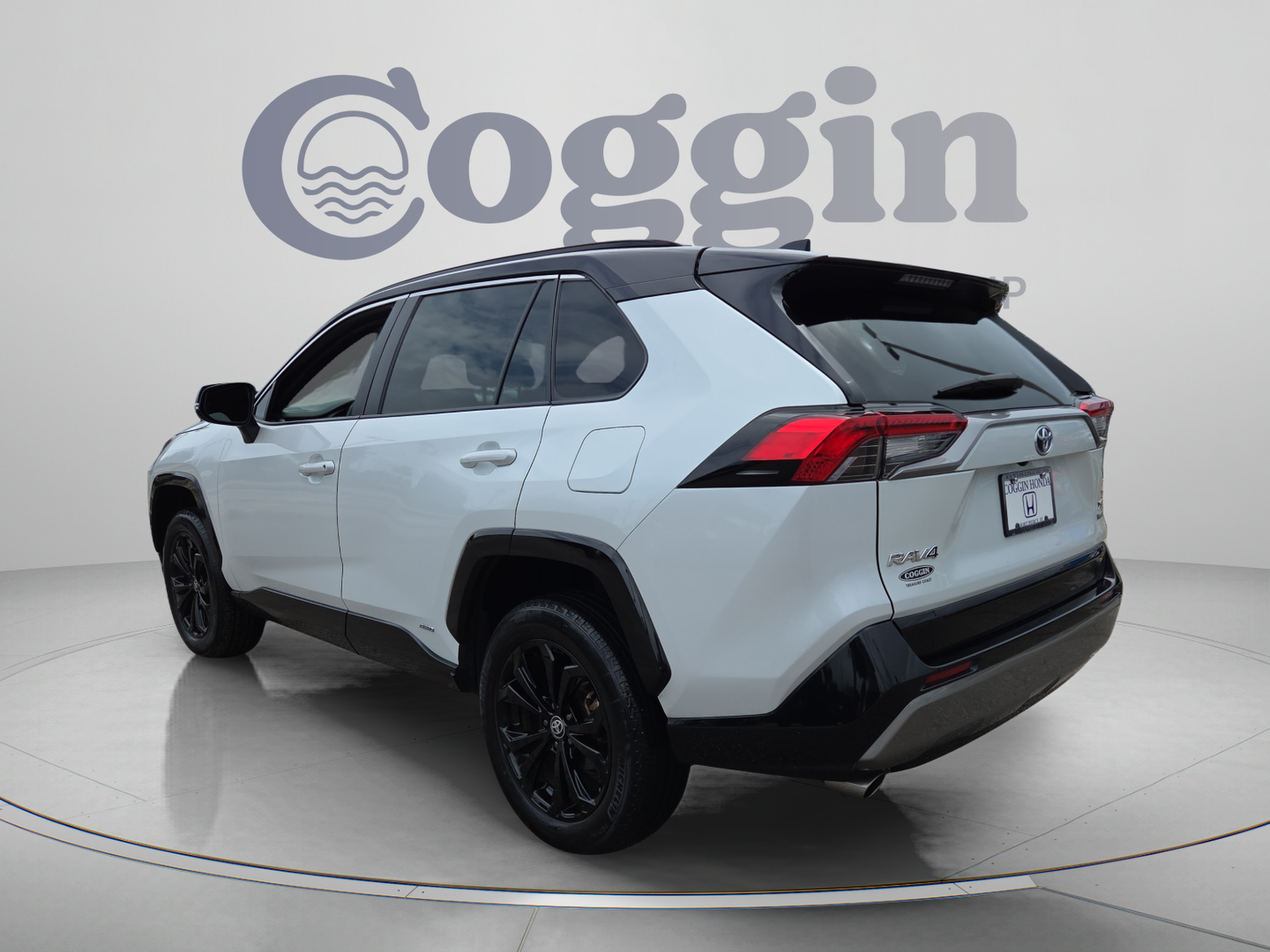 Used 2023 Toyota RAV4 XSE AWD/4WD image 3