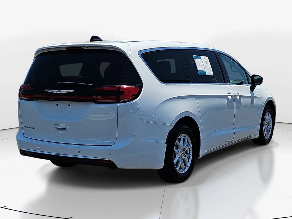 Used 2023 Chrysler Pacifica Touring-L FWD image 6