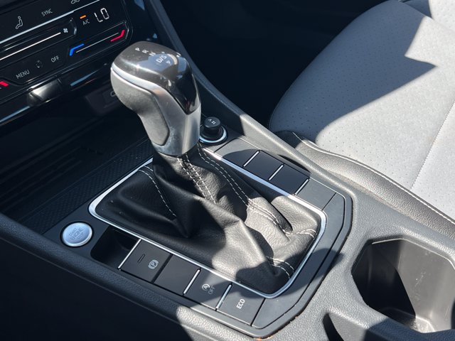 Used 2025 Volkswagen Jetta SE FWD image 30