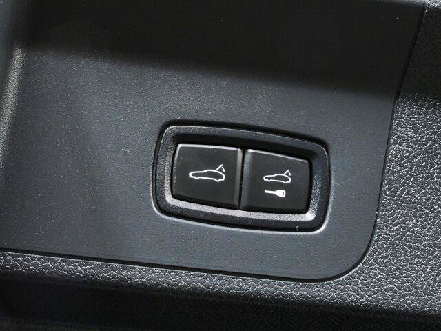 Used 2019 Porsche Panamera 4 AWD/4WD image 32