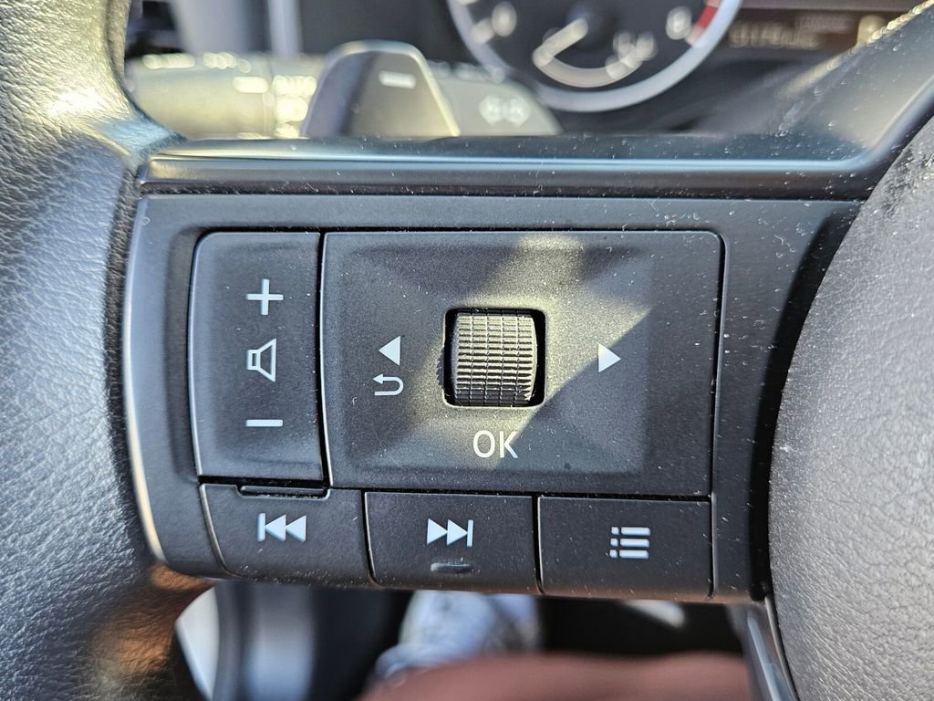 Used 2024 Nissan Rogue S image 23