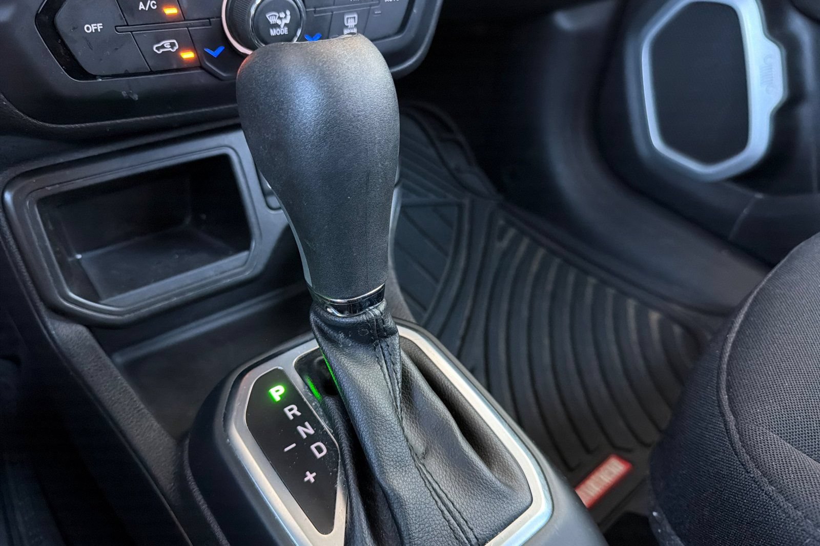 Used 2020 Jeep Renegade Latitude w/ Popular Equipment Group FWD image 20