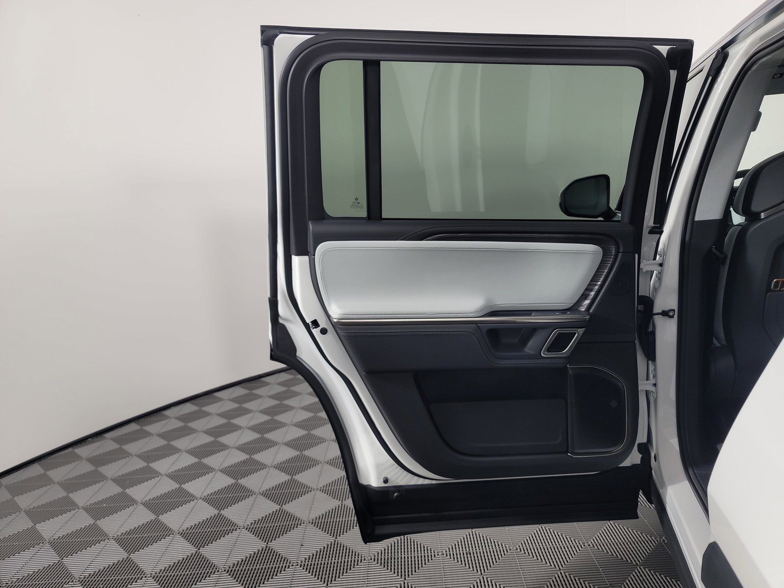 Used 2024 Rivian R1S Adventure AWD/4WD image 17