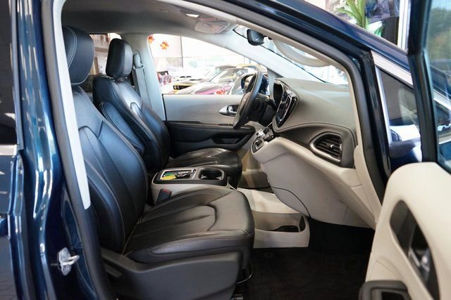 Used 2022 Chrysler Pacifica Touring-L image 41