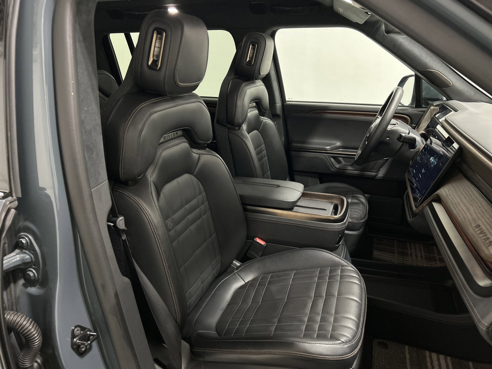 Used 2025 Rivian R1S Premium AWD/4WD image 24