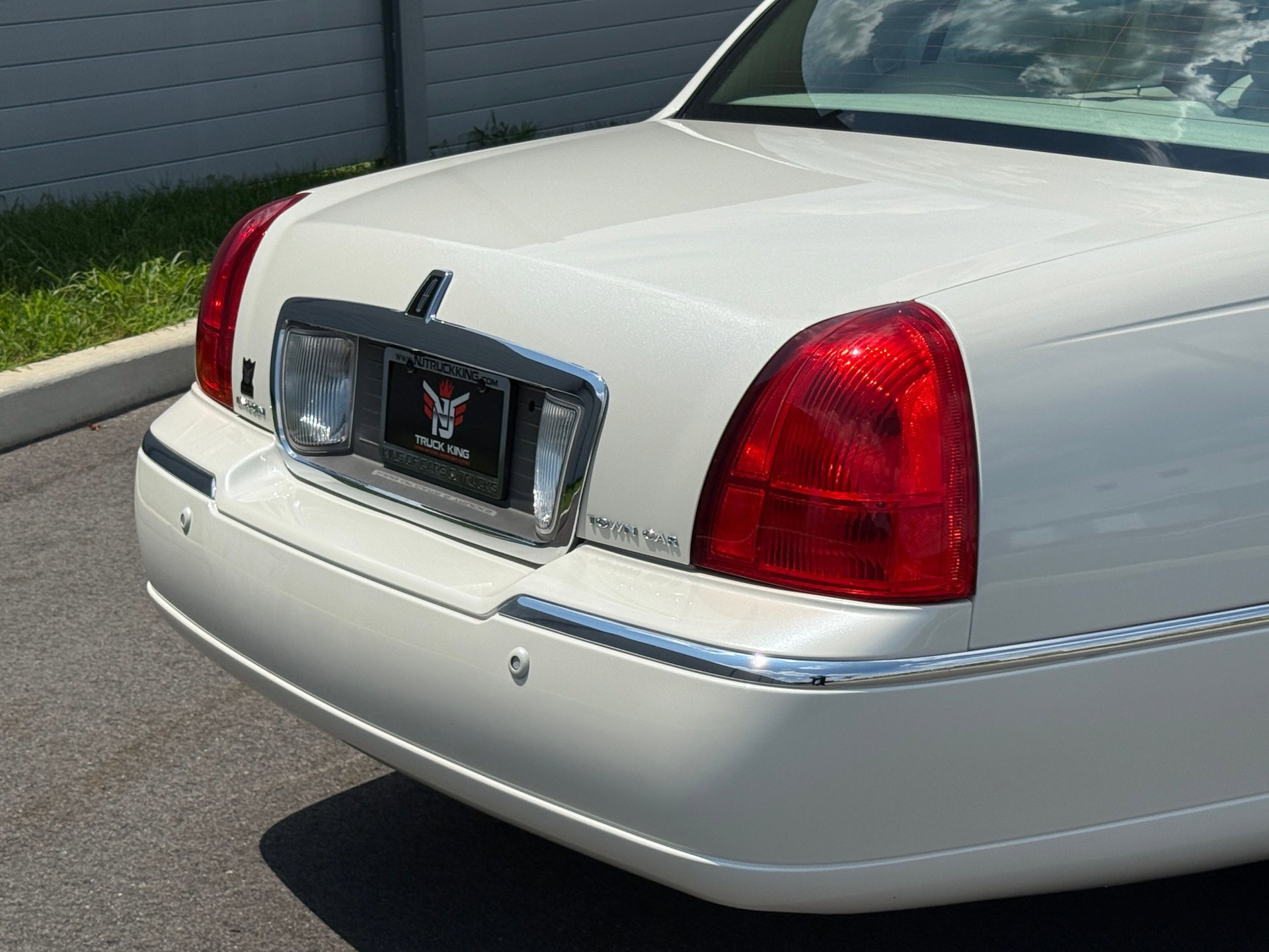 Used 2005 Lincoln Town Car Signature image 8