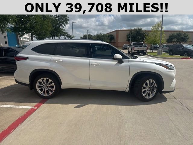 Used 2021 Toyota Highlander Limited FWD image 2