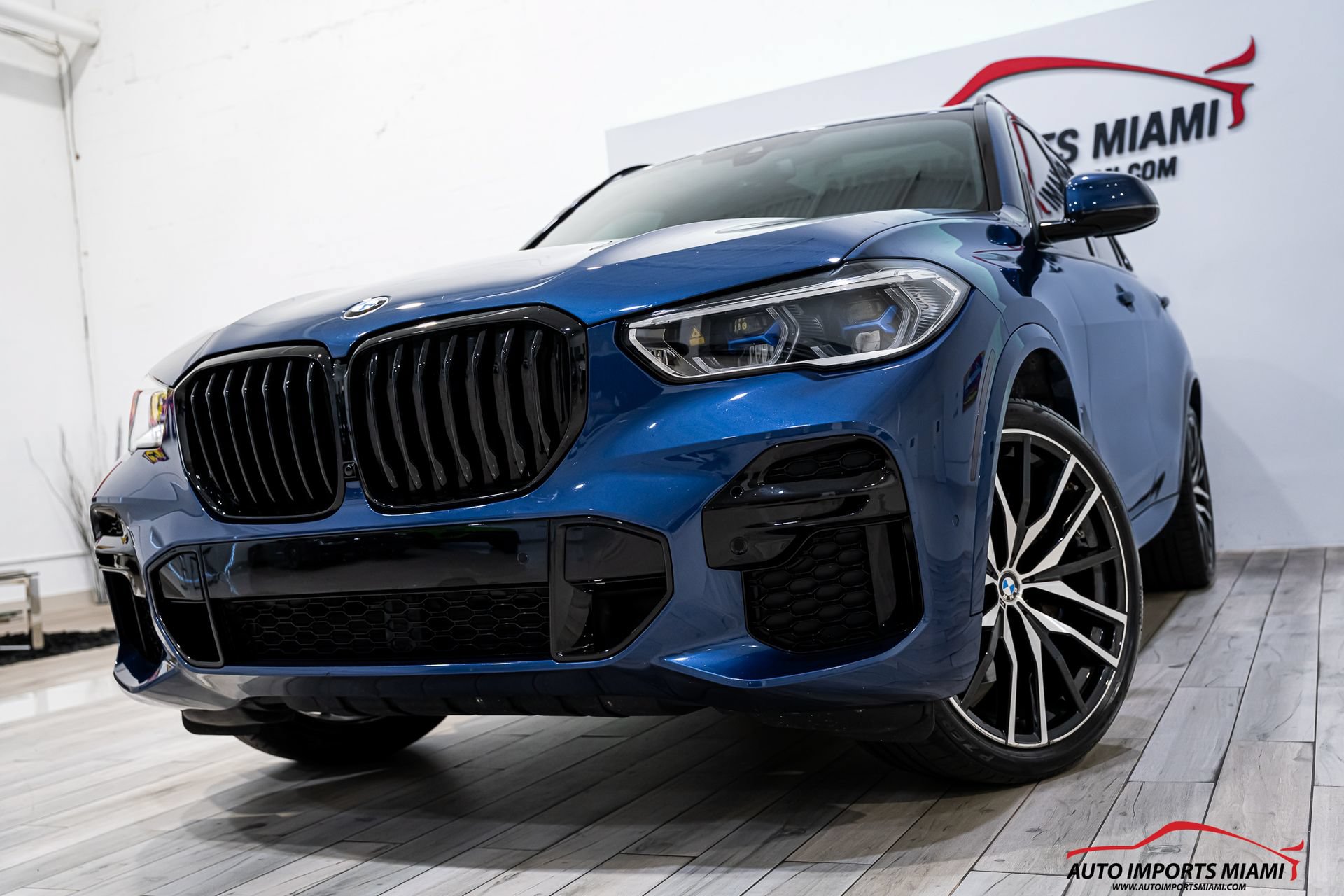 Used 2022 BMW X5 xDrive40i w/ M Sport Package AWD/4WD image 2