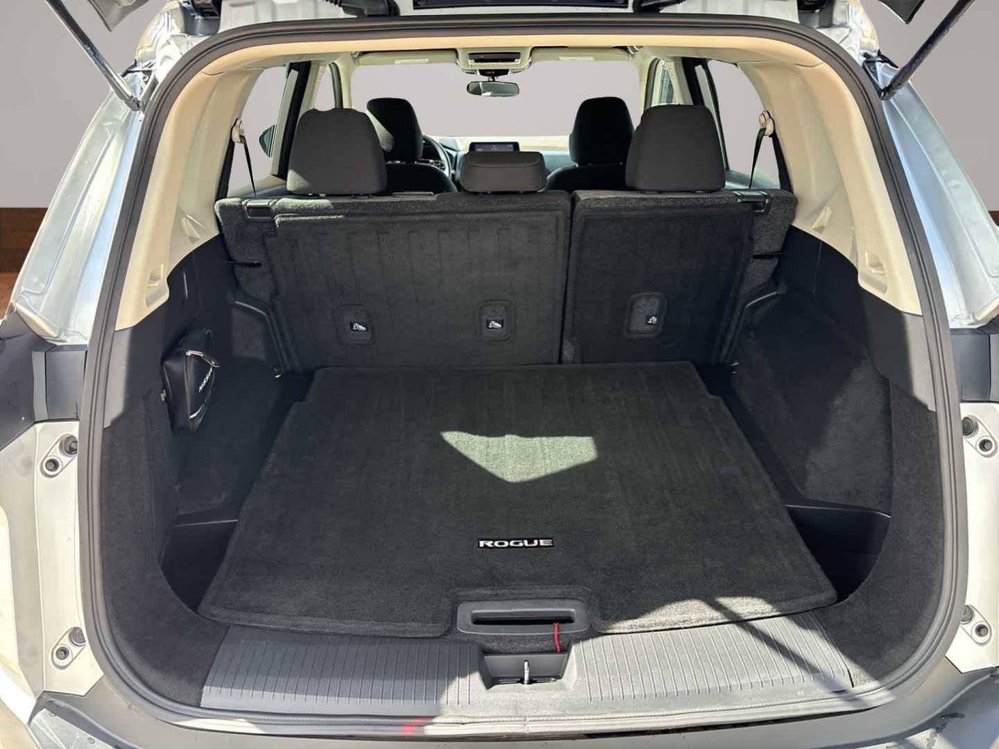 Used 2023 Nissan Rogue SV AWD/4WD image 18