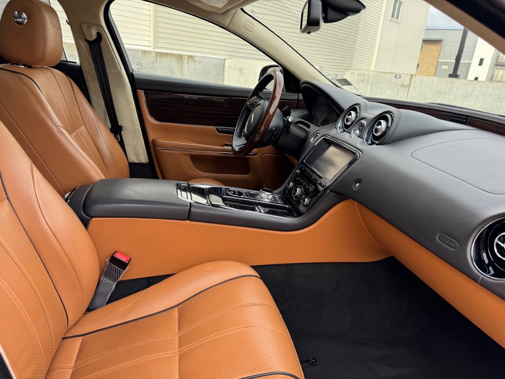 Used 2011 Jaguar XJ L image 30