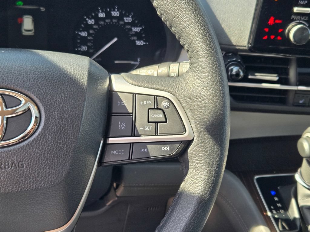 Used 2023 Toyota Sienna XLE FWD image 41
