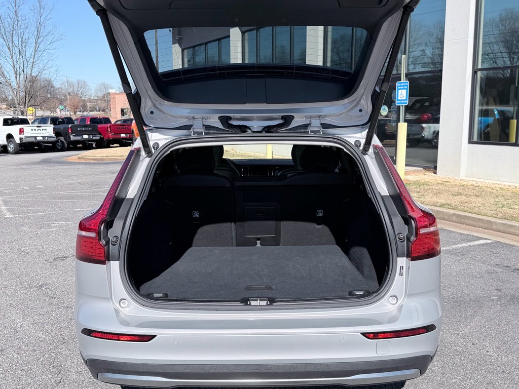 Used 2025 Volvo V60 B5 Cross Country Plus image 9