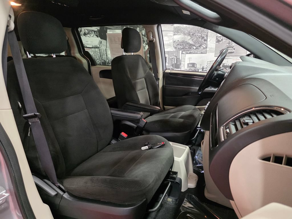 Used 2016 Dodge Grand Caravan SE FWD image 16