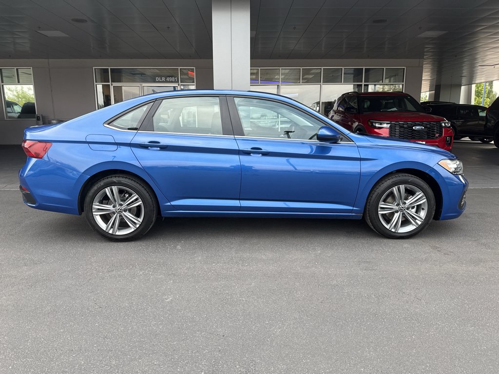 Used 2024 Volkswagen Jetta SE FWD image 3