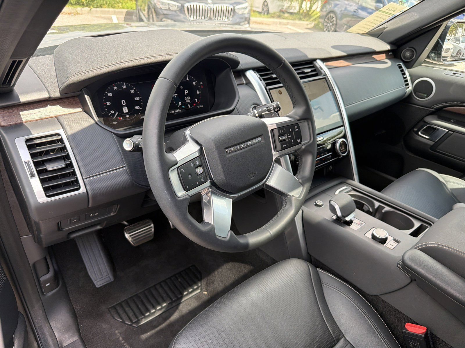 Used 2025 Land Rover Discovery Dynamic SE AWD/4WD image 22