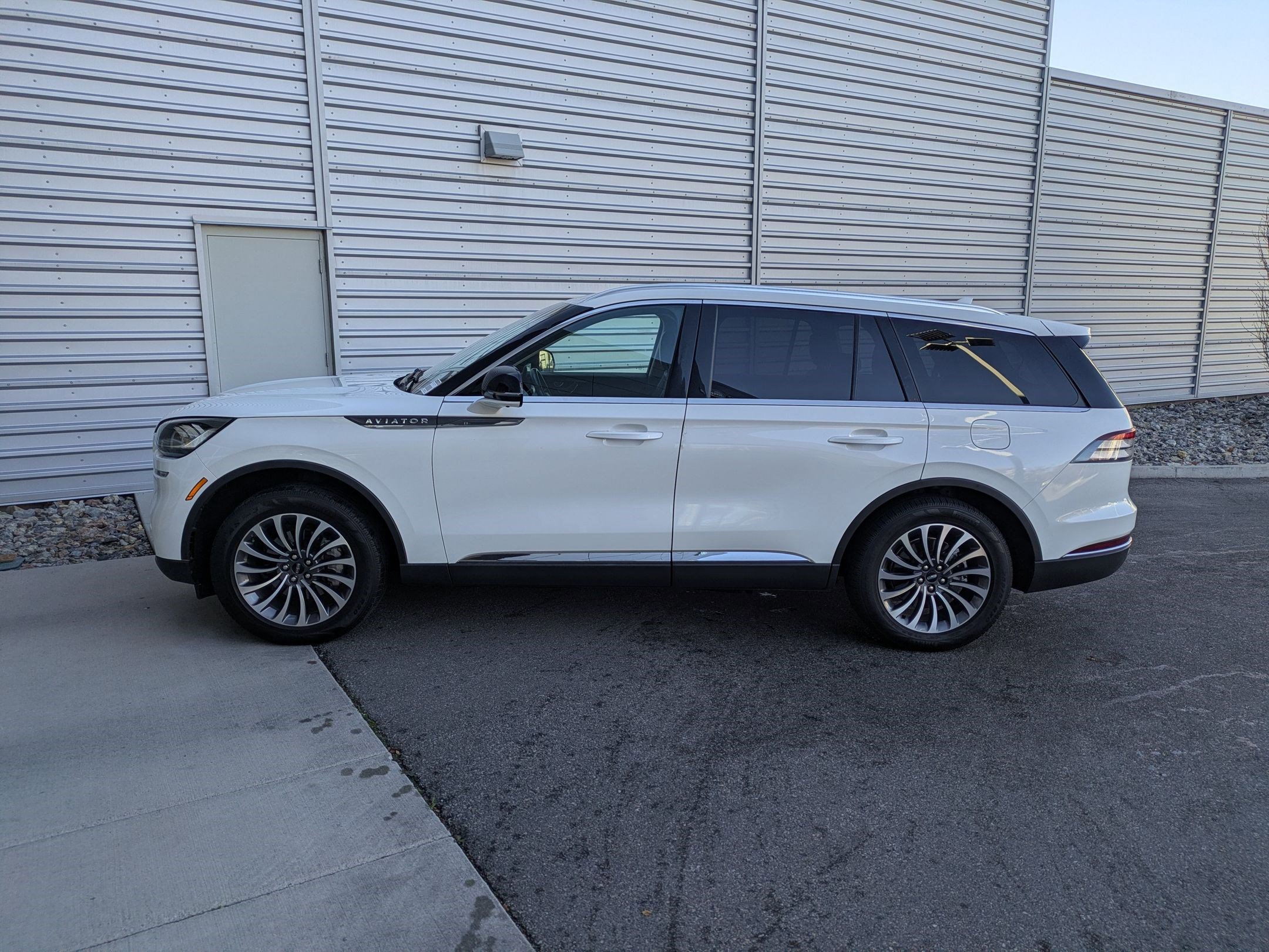 Used 2022 Lincoln Aviator Reserve w/ Elements Package Plus image 2