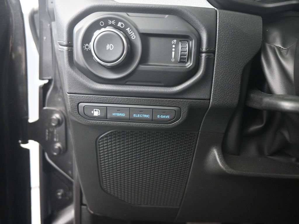 Used 2025 Jeep Wrangler Unlimited Sahara AWD/4WD image 15