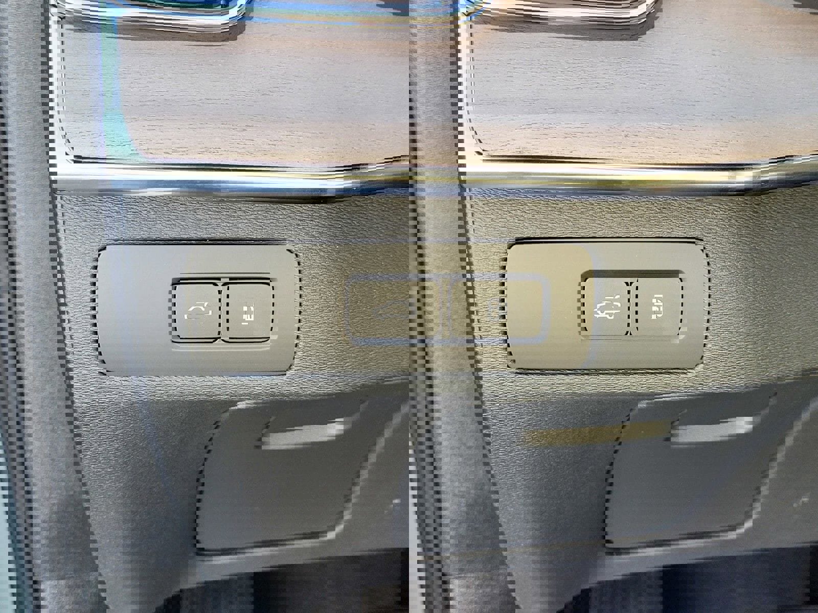 Certified 2025 Volvo XC90 T8 Plus image 14