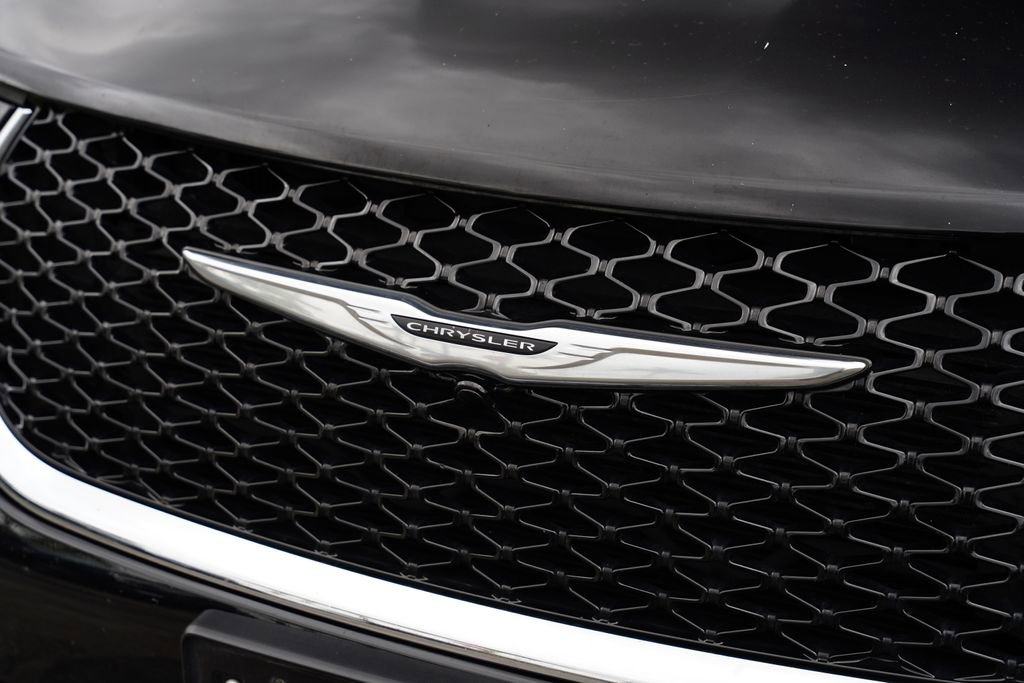 Used 2024 Chrysler Pacifica Touring-L image 5