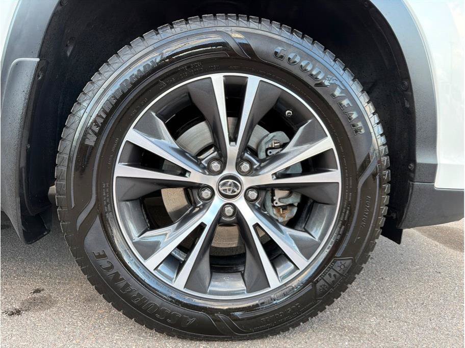 Used 2018 Toyota Highlander LE w/ Carpet Mat Package (TMS) AWD/4WD image 24