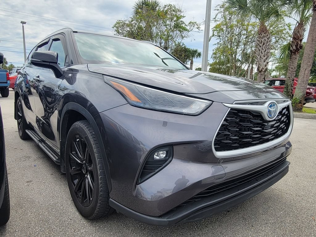 Certified 2022 Toyota Highlander XLE FWD image 2