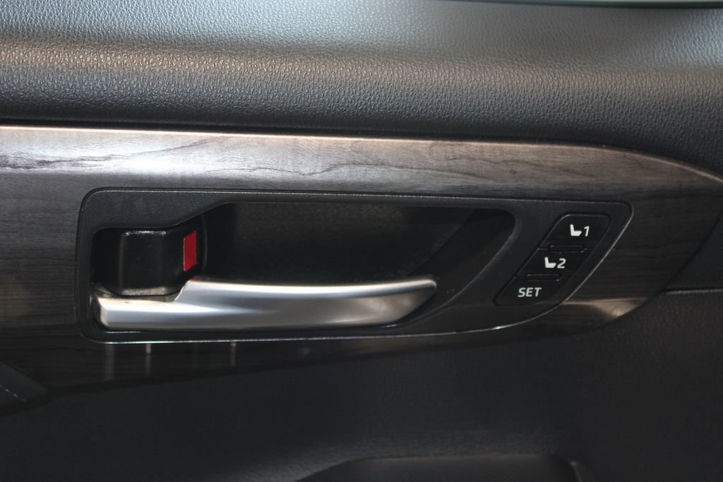 Used 2021 Toyota Highlander Limited AWD/4WD image 6