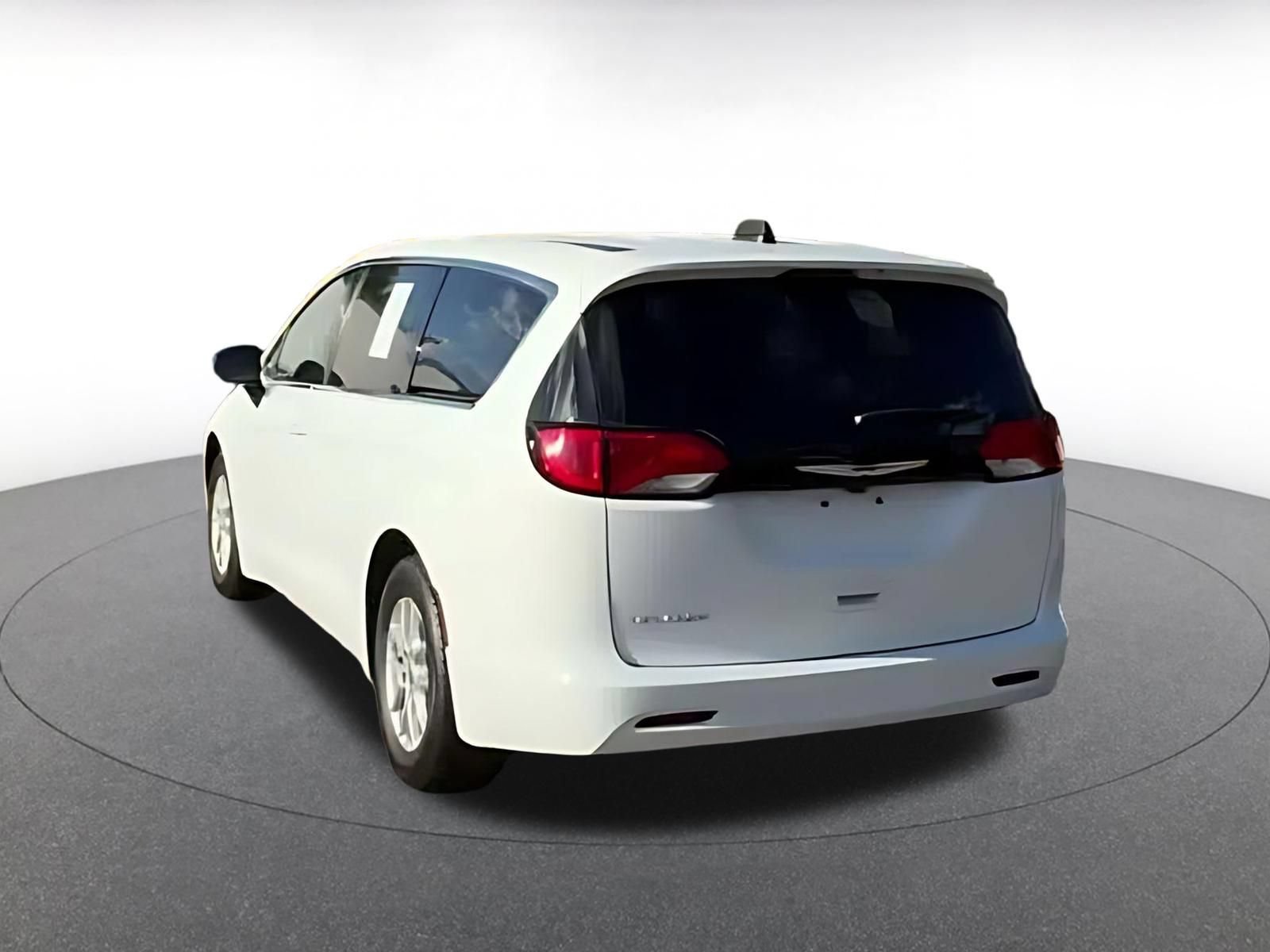 Used 2024 Chrysler Voyager LX FWD image 9