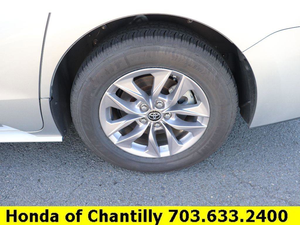 Used 2024 Toyota Sienna XLE image 28