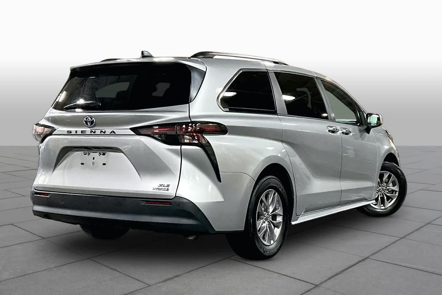 Used 2024 Toyota Sienna XLE FWD image 13