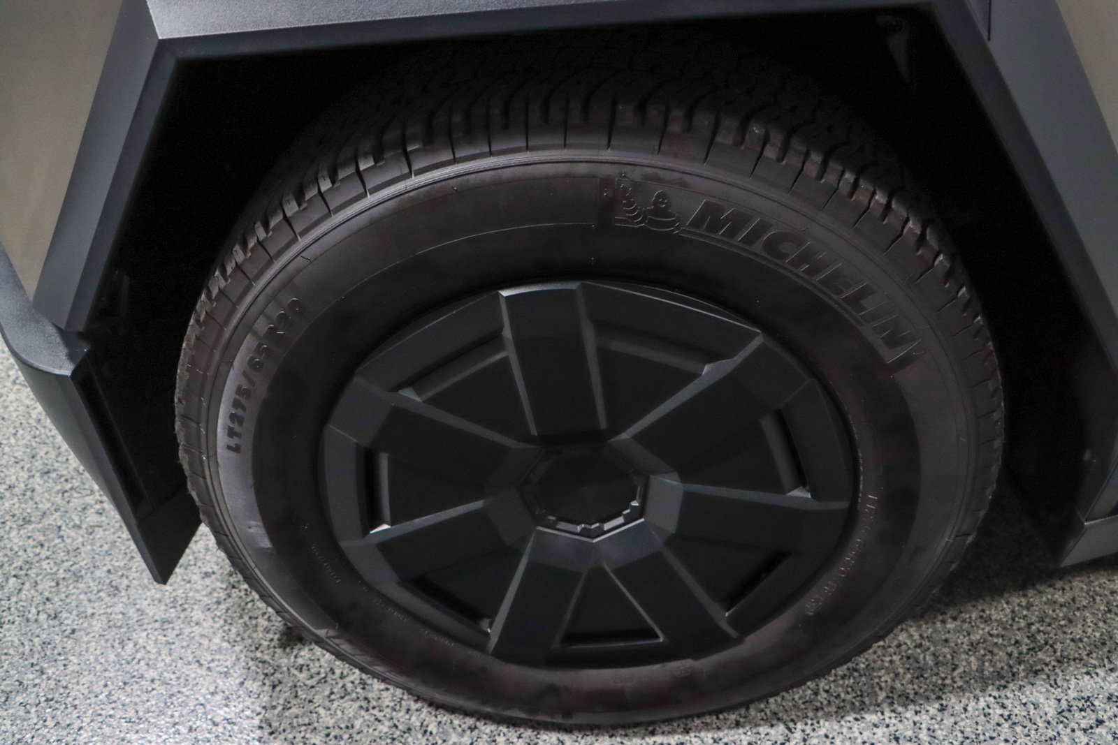 Used 2024 Tesla Cybertruck AWD Crew Cab image 11