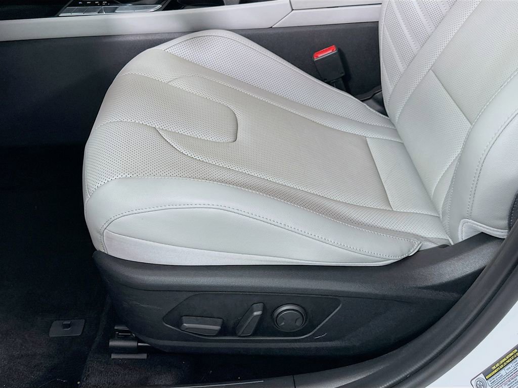 Used 2023 Hyundai Elantra Limited w/ Preferred Accessory Package image 20
