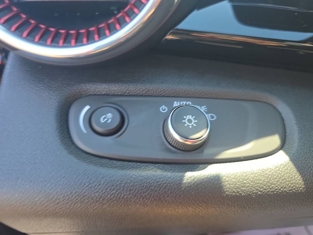 Used 2025 Chevrolet Trax RS w/ Sunroof Package image 27