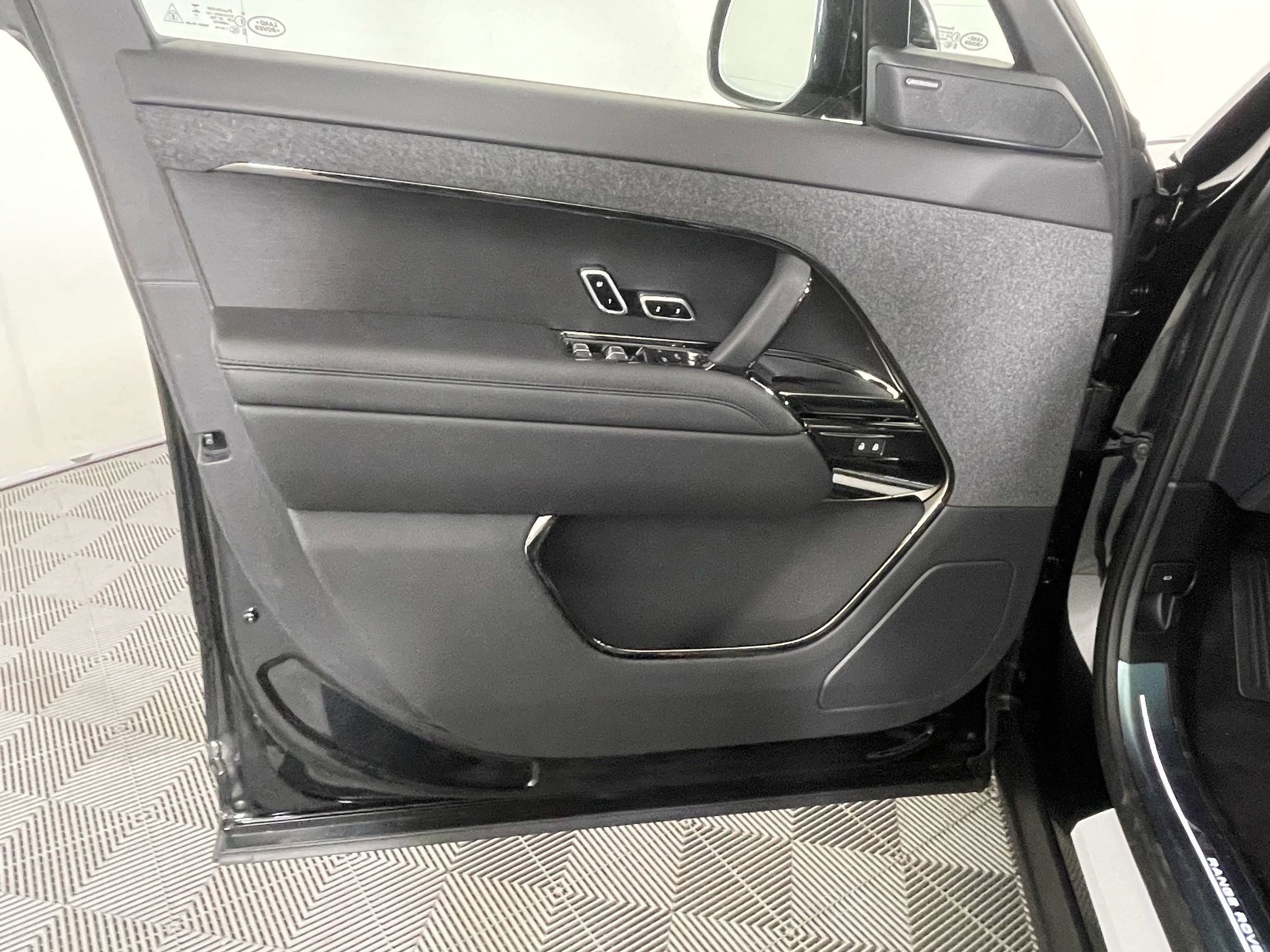 New 2025 Land Rover Range Rover Sport Dynamic SE image 19