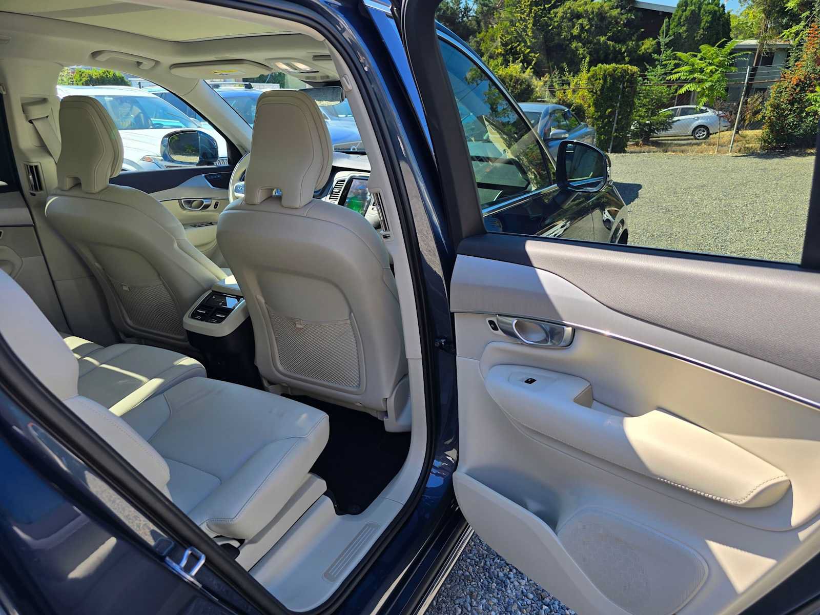 Used 2023 Volvo XC90 B5 Core w/ Protection Package Premier AWD/4WD image 13