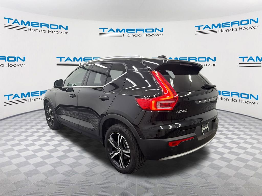 Used 2023 Volvo XC40 B5 Plus image 3