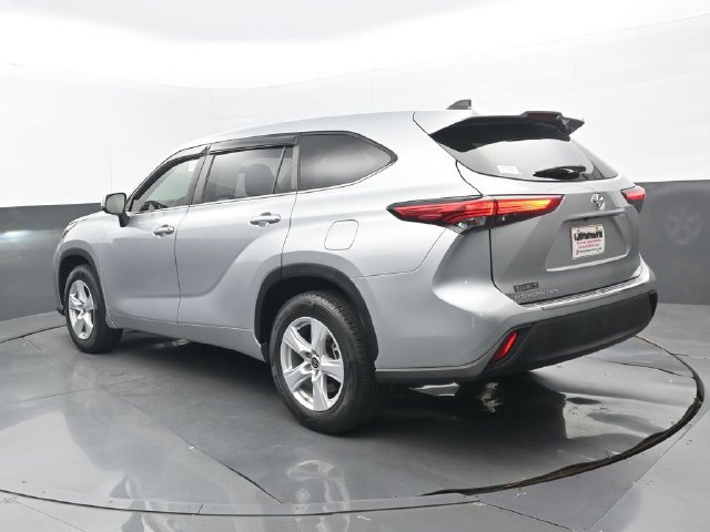 Used 2023 Toyota Highlander L FWD image 3