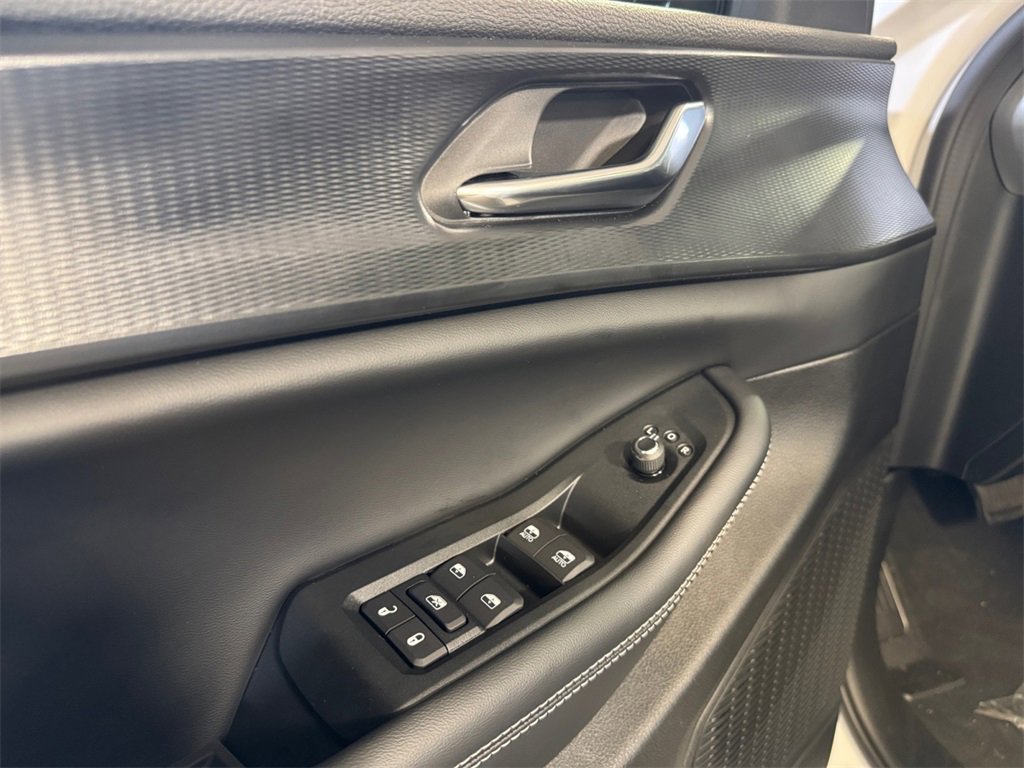 New 2025 Jeep Grand Cherokee Altitude image 14