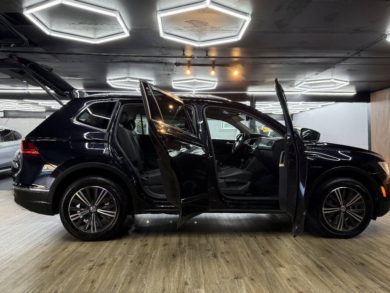 Used 2019 Volkswagen Tiguan SEL w/ 3rd Row Seat Package AWD/4WD image 14