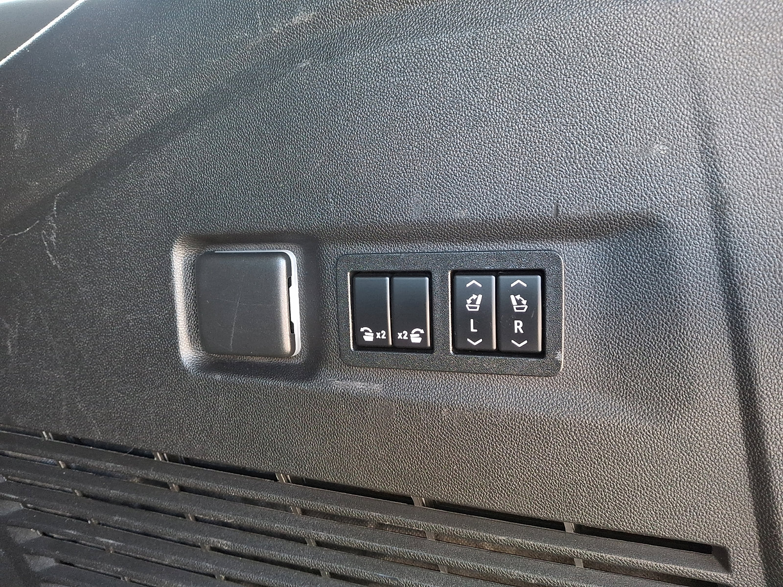 Used 2022 Chevrolet Suburban Z71 w/ Luxury Package image 32