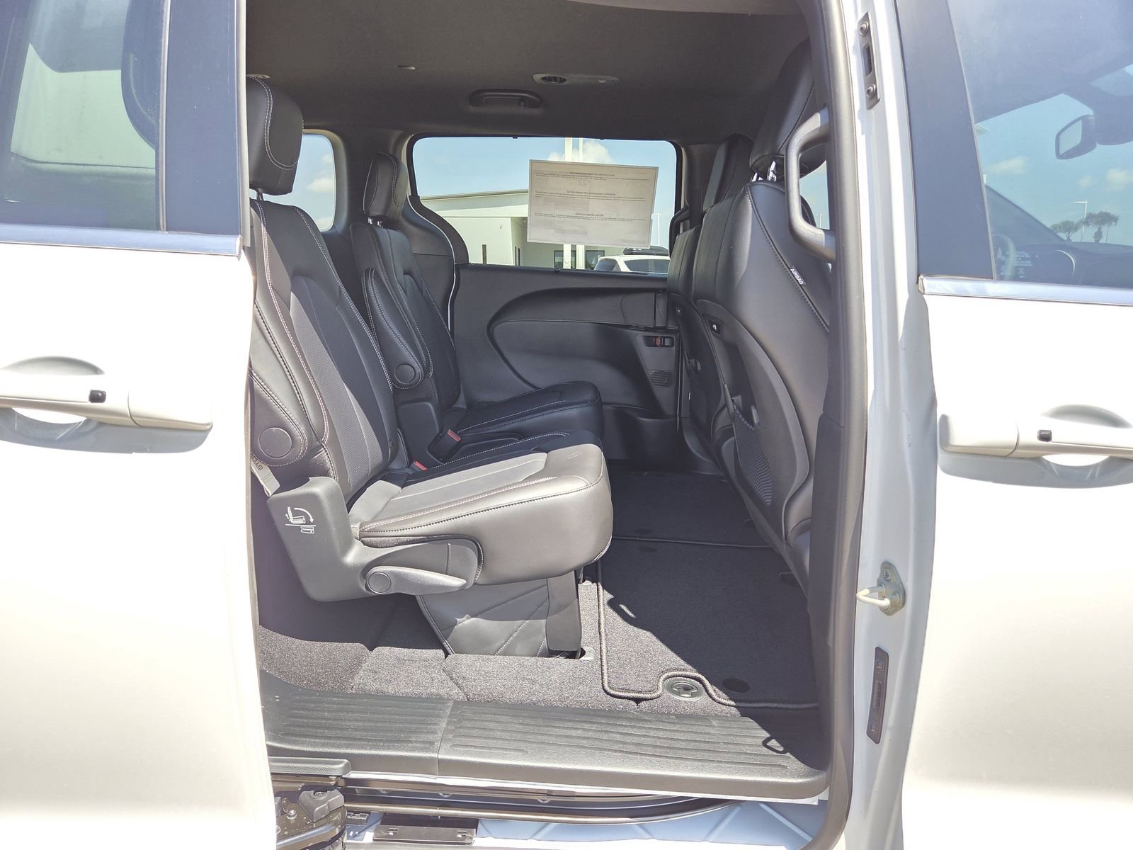 New 2026 Chrysler Pacifica Select FWD image 16