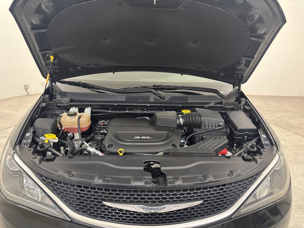 Used 2017 Chrysler Pacifica Touring-L Plus FWD image 15