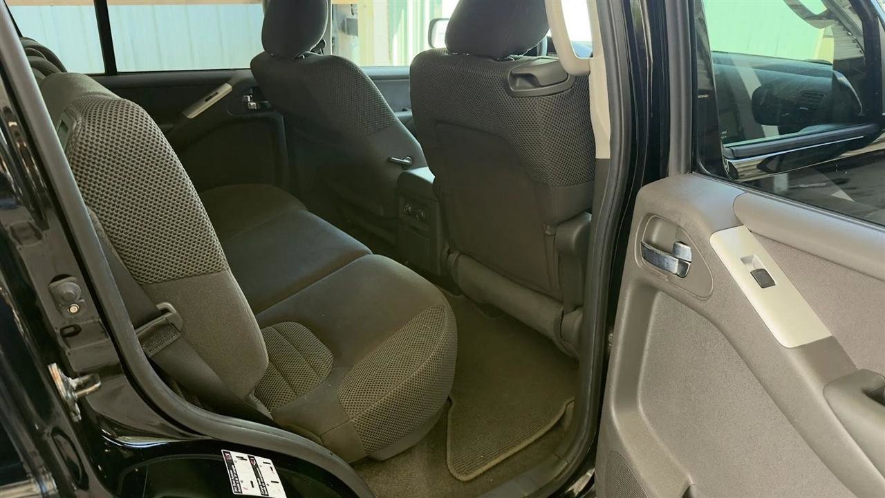 Used 2010 Nissan Pathfinder SE image 12