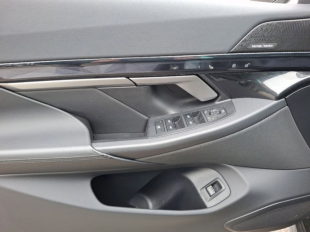 Used 2025 BMW i5 eDrive40i image 13