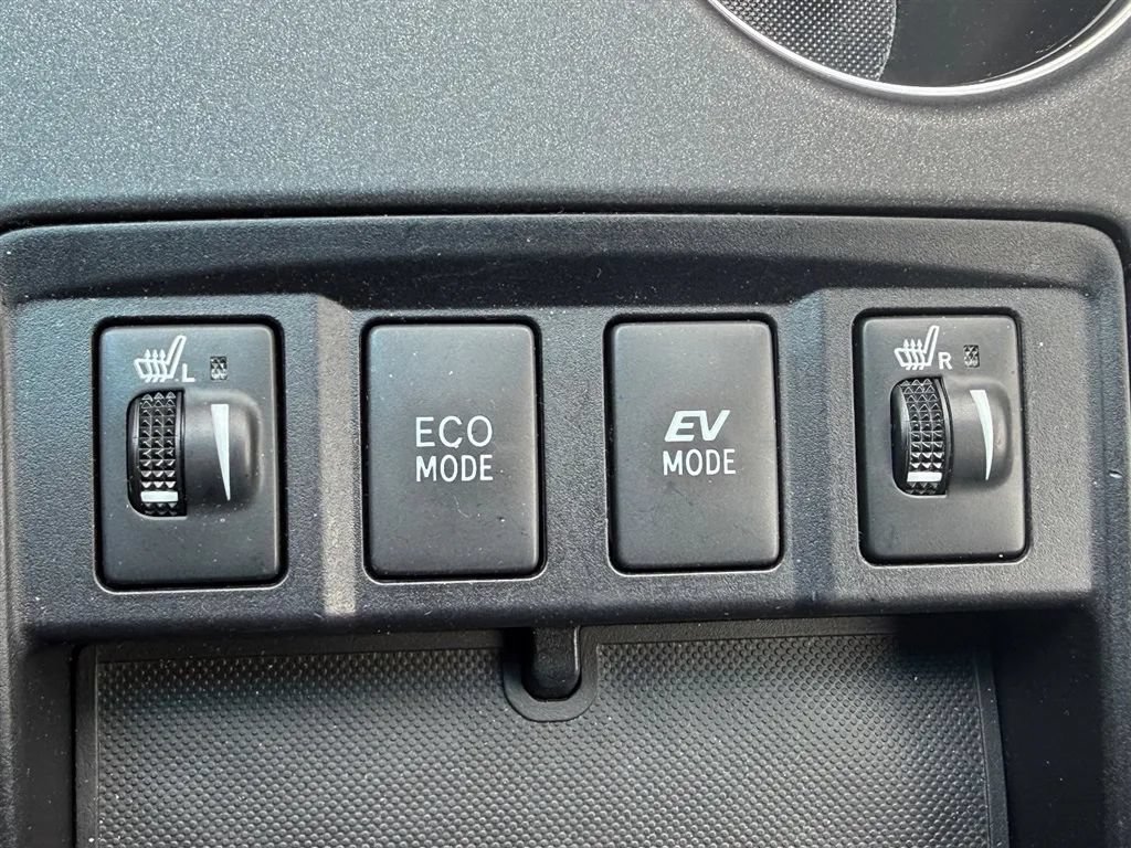 Used 2015 Toyota Camry XLE w/ Moonroof Package FWD image 18